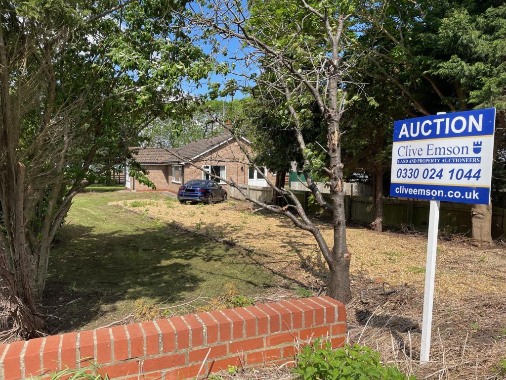 Lot: 76 - A DETACHED BUNGALOW FOR IMPROVEMENT AND REPAIR - view of the detached bungalow from the road